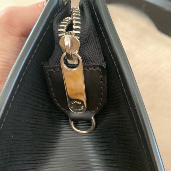 Authentic louis Vuitton black handbag - Picture 6 of 9
